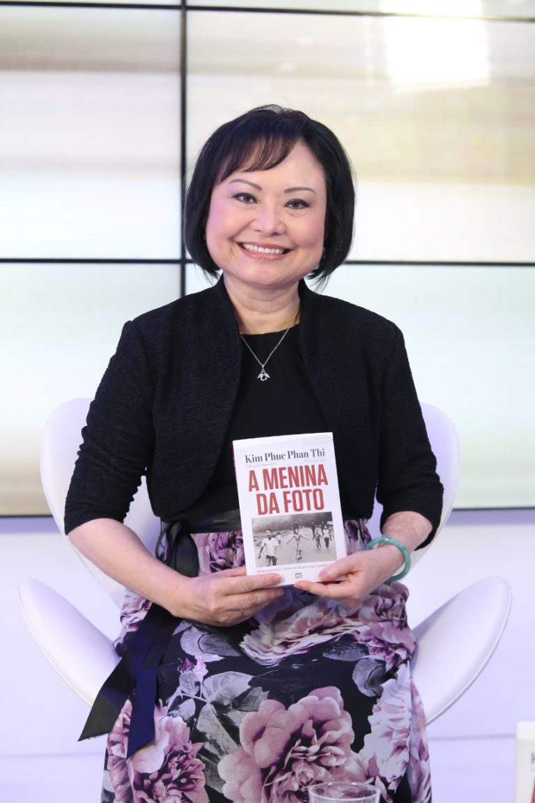 Kim Phúc lançou versão em português de seu livro