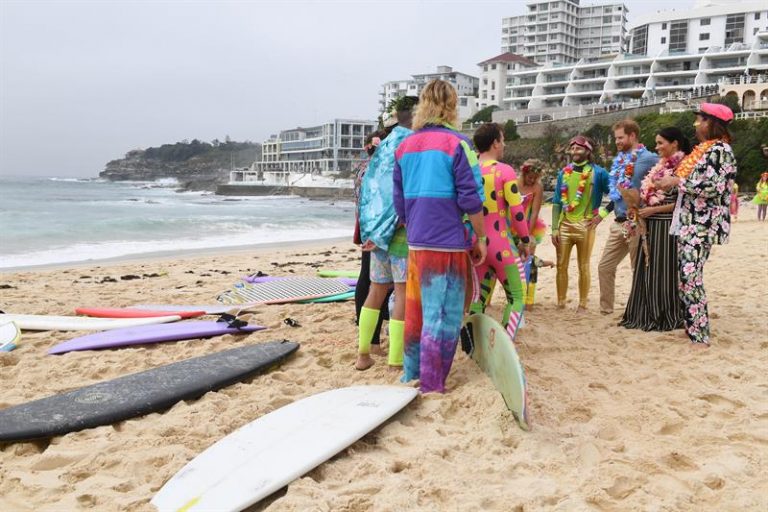 Fotos! Casal real visita ONG na beira da praia na Austrália
