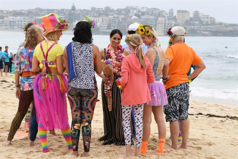 Fotos! Casal real visita ONG na beira da praia na Austrália