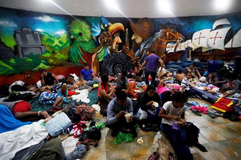 Caravana de imigrantes chega ao México e pede refúgio