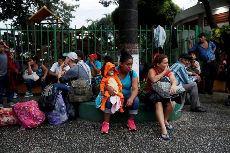 Caravana de imigrantes chega ao México e pede refúgio