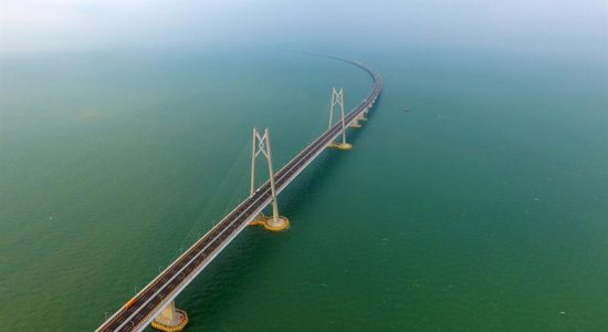 Maior ponte marítima é inaugurada na China