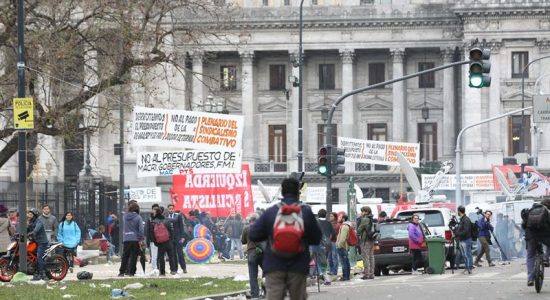 Protesto contra o projeto de orçamento do governo argentino