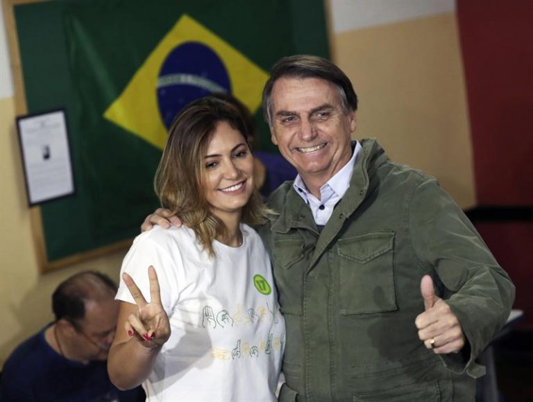 Bolsonaro comemora bodas e recebe declaração da esposa