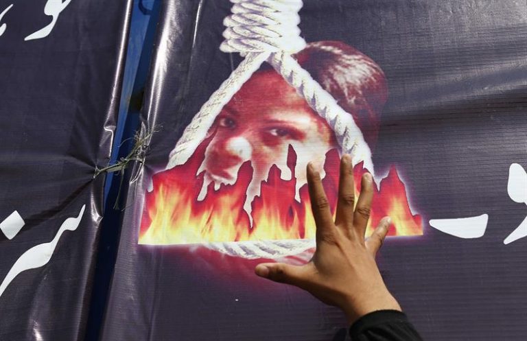 Islamitas fizeram diversos protestos pedindo sua execução durante o processo