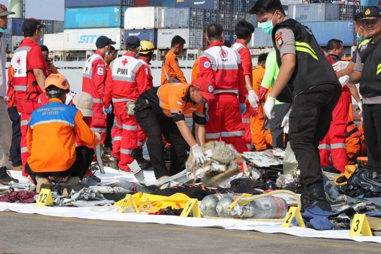Avião da companhia Lion Air cai na Indonésia