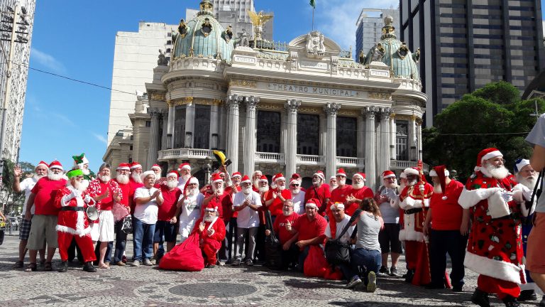 Turma preparada para o Natal diante do Teatro Municipal no Rio de Janeiro