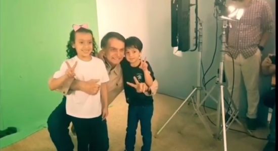 Jair Bolsonaro e crianças