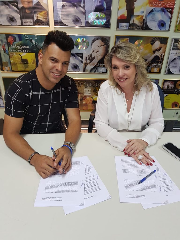 Kadu Ferraz assina contrato com a MK Music