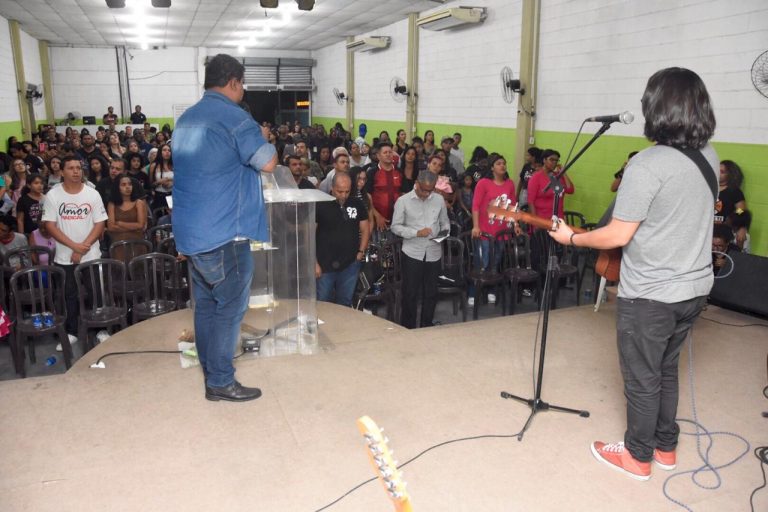 Culto da 93 FM tem Viva Adoração, Vaneyse e Beatriz