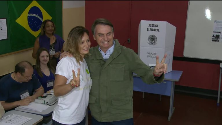 Bolsonaro comemora bodas e recebe declaração da esposa