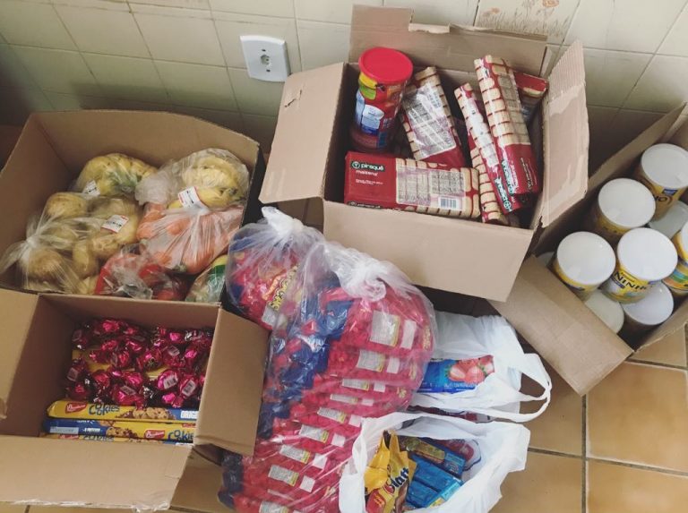 Bruna Karla distribui cestas a crianças carentes no Rio de Janeiro
