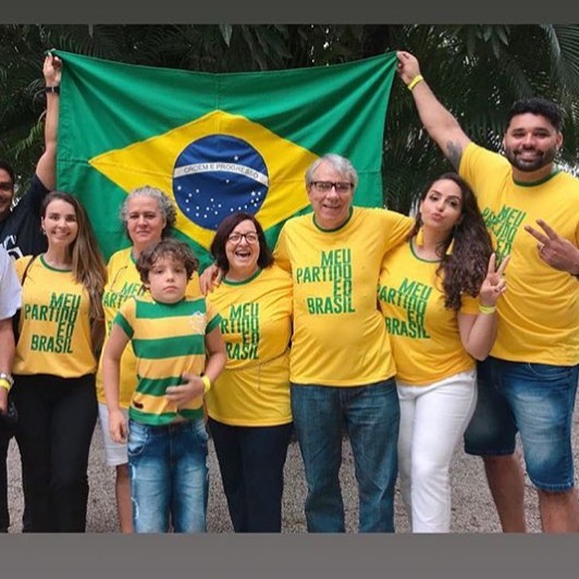 Empresa de camisetas faz sucesso com estampas pró-Bolsonaro
