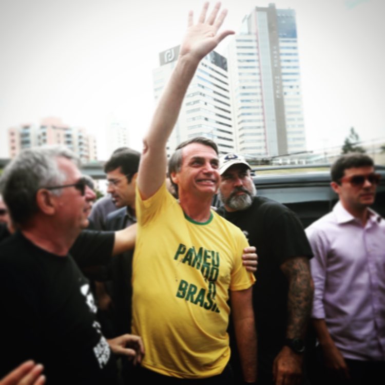 Empresa de camisetas faz sucesso com estampas pró-Bolsonaro