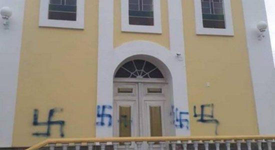 Igreja amanheceu com símbolos  nazistas pintados