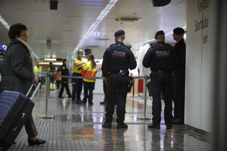 Polícia evacua trens por suspeita de bomba em Barcelona
