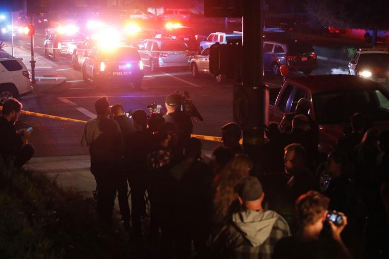 Tiroteio em bar na Califórnia deixa pelo menos 13 mortos