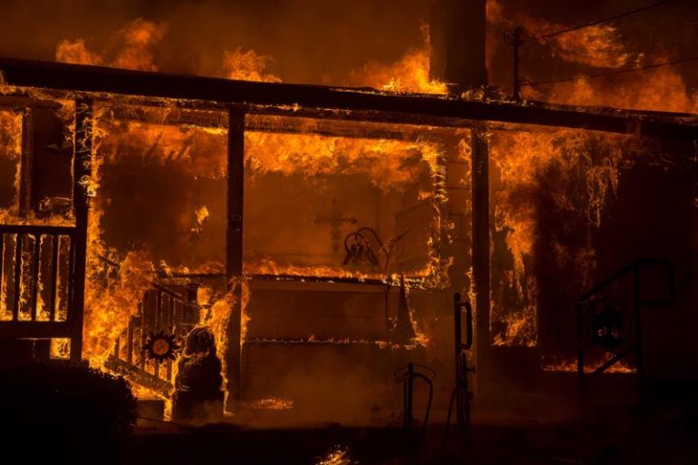 Incêndio florestal destrói casas na Califórnia