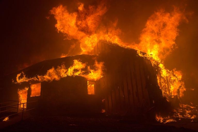 Incêndio florestal destrói casas na Califórnia