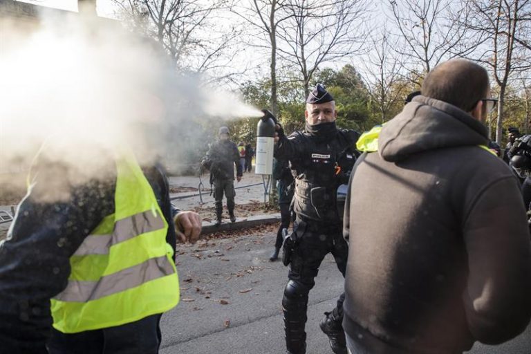 Grupo Coletes Amarelos protesta contra novos impostos sobre combustíveis na França