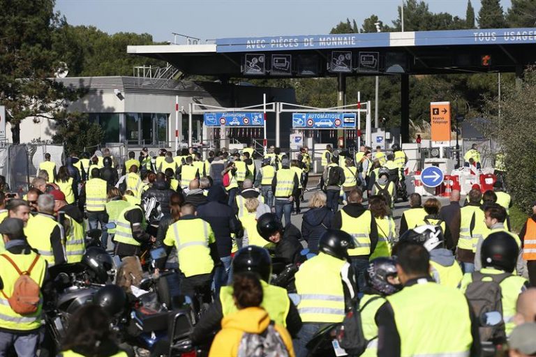 Grupo Coletes Amarelos protesta contra novos impostos sobre combustíveis na França