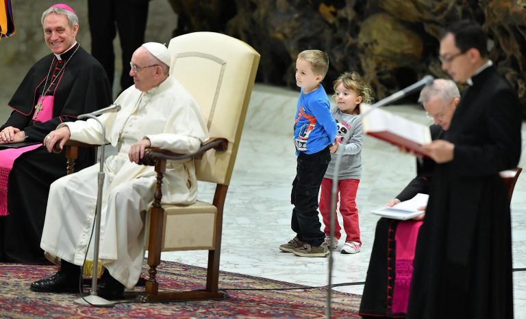 Wenzel Eluney, de 7 anos, resolveu brincar no palco onde o papa estava