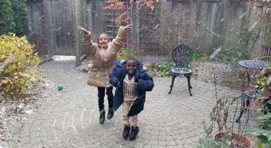 Crianças viram a neve pela primeira vez