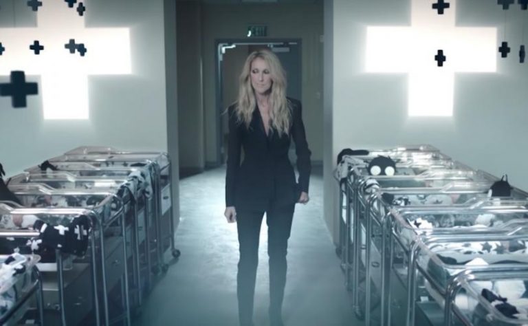 Cena do vídeo de lançamento das roupas infantis de Céline Dion