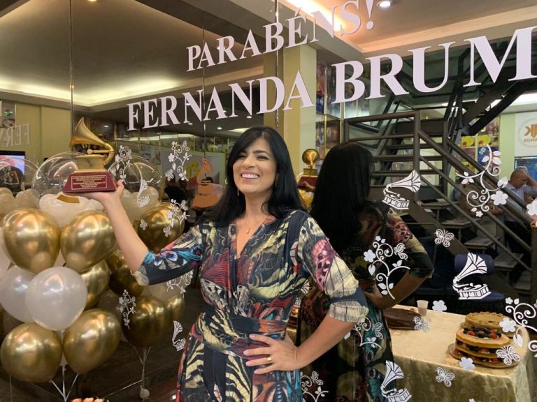 Fernanda Brum é recebida com festa na MK pela vitória no Grammy Latino