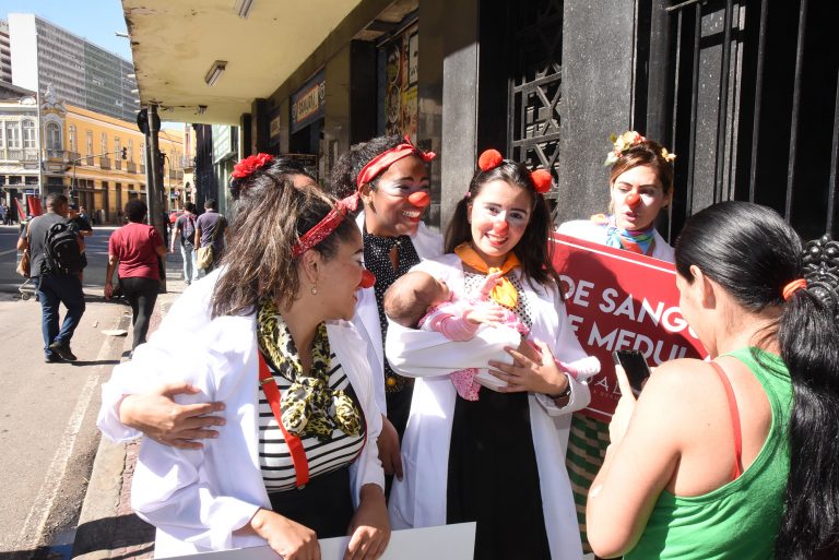 Michelle Bolsonaro faz ação social nas ruas do Rio