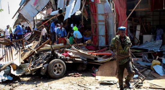 Capital da Somália é alvo de explosões de carros-bomba