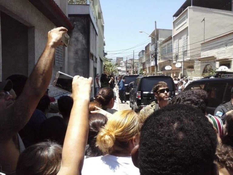 Jair Bolsonaro corta cabelo em salão da Zona Norte do Rio de Janeiro e rua próxima fica interditada