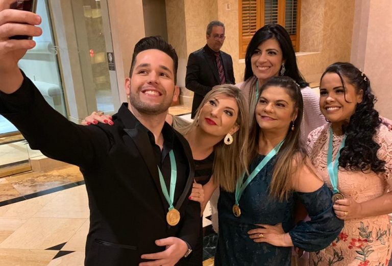 Indicados ao Grammy Latino recebem medalhas em Las Vegas