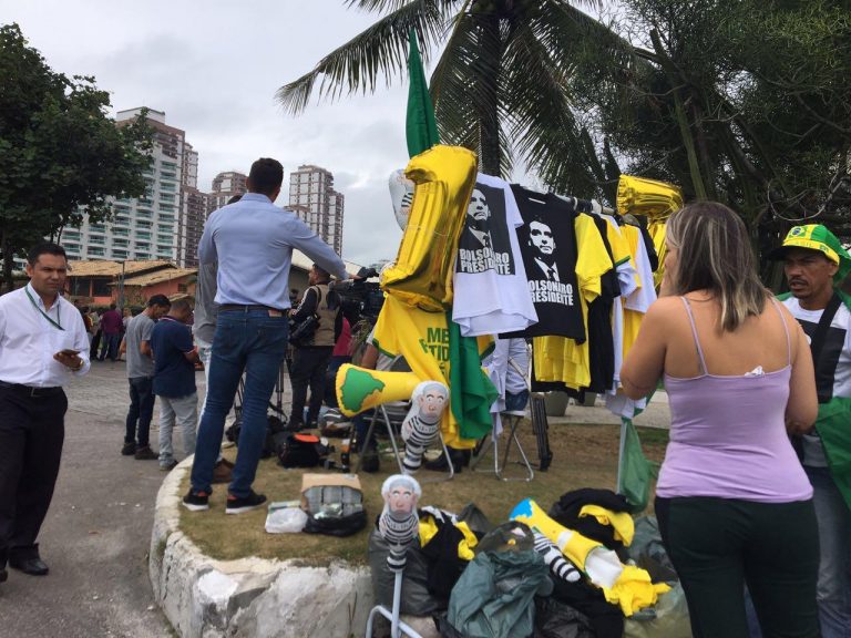 Imprensa e vendedores em frente à entrada do condomínio onde Bolsonaro mora