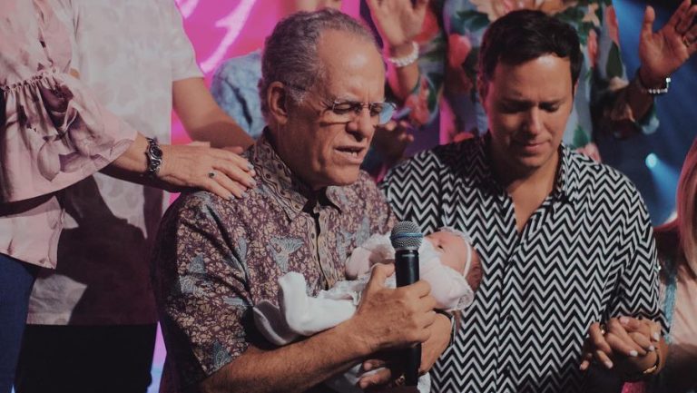 Angel Valadão é consagrada pelo avô, pastor Márcio Valadão, em culto da Lagoinha Orlando