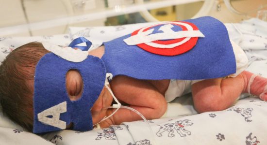 Bebê prematuro vestido de Capitão América