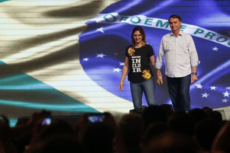 Michelle Bolsonaro na igreja com o marido
