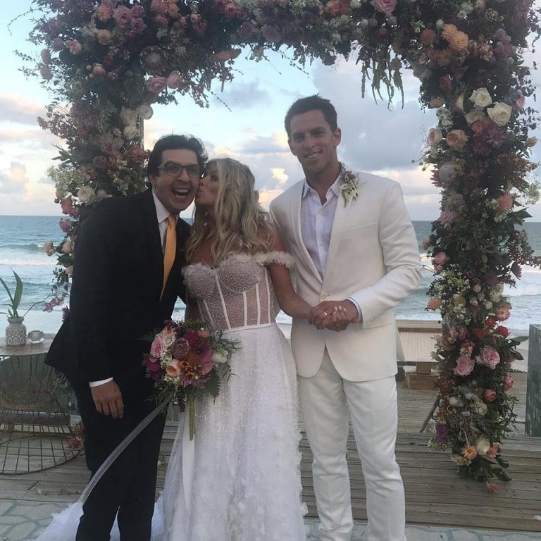 Karina Bacchi e Amaury Nunes realizaram o casamento em uma praia no Alagoas
