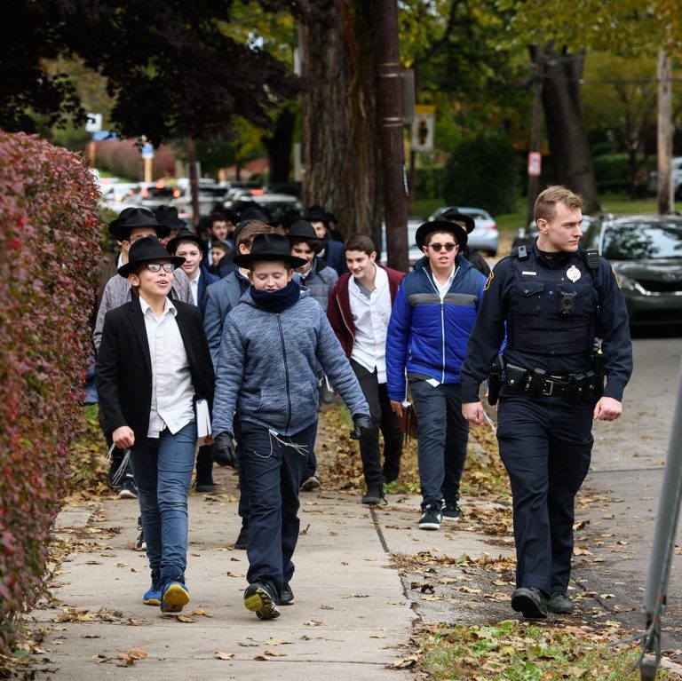 Meninos judeus são escoltados para poderem orar nos EUA