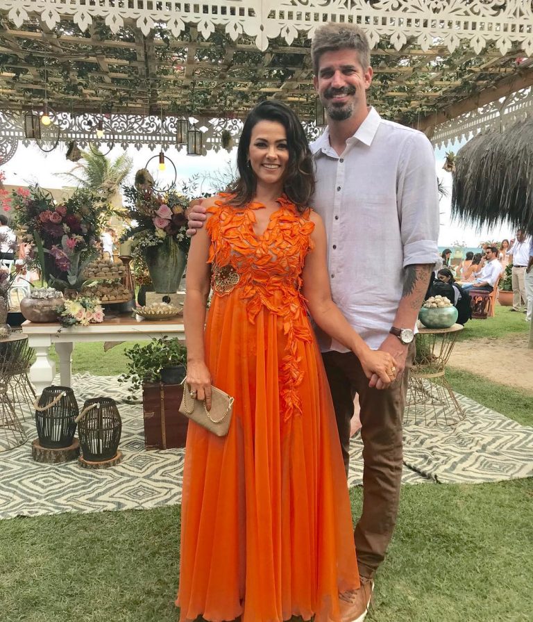 Karina Bacchi e Amaury Nunes realizaram o casamento em uma praia no Alagoas