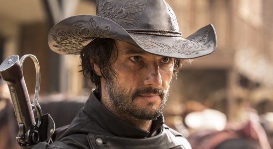 Rodrigo Santoro em cena da série Westworld