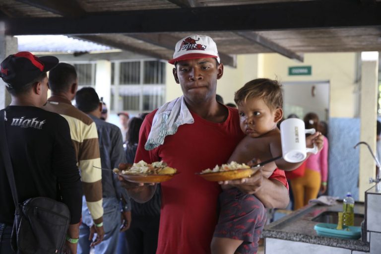 Venezuelanos chegam ao Brasil para receber abrigo