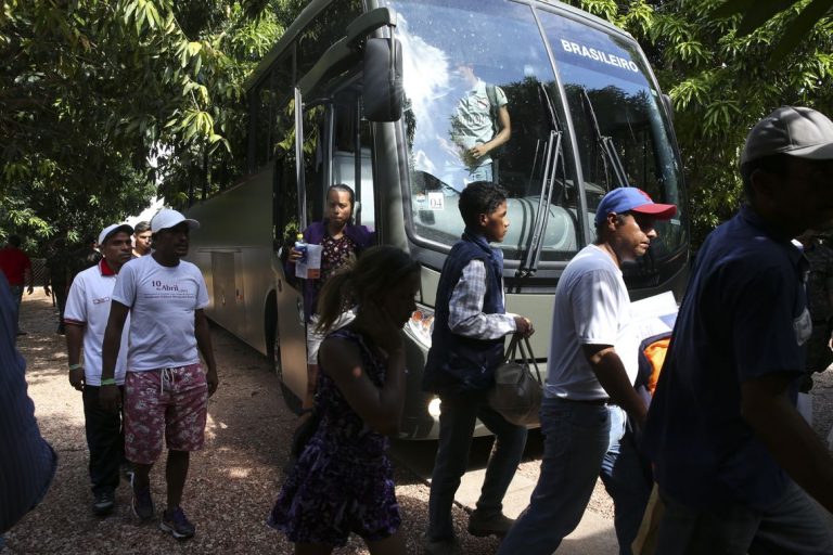 Venezuelanos chegam ao Brasil para receber abrigo
