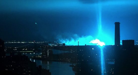 Luz azul no céu do Queens gera memes na internet