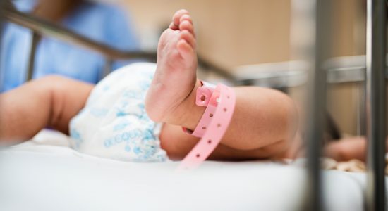 Bebê nasceu na recepção de um hospital, no Rio de Janeiro