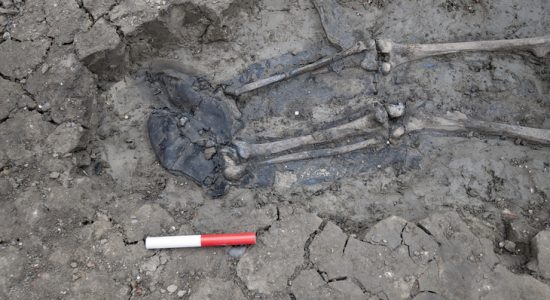 Esqueleto com botas é encontrado no Tâmisa