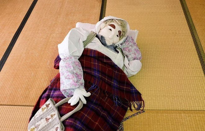 Moradora de Nagoro cria bonecos para substituir os falecidos