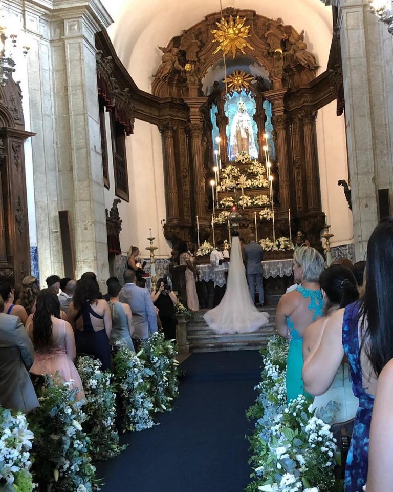 Iza e o produtor musical Sérgio Santos se casam na Zona Sul do Rio de Janeiro