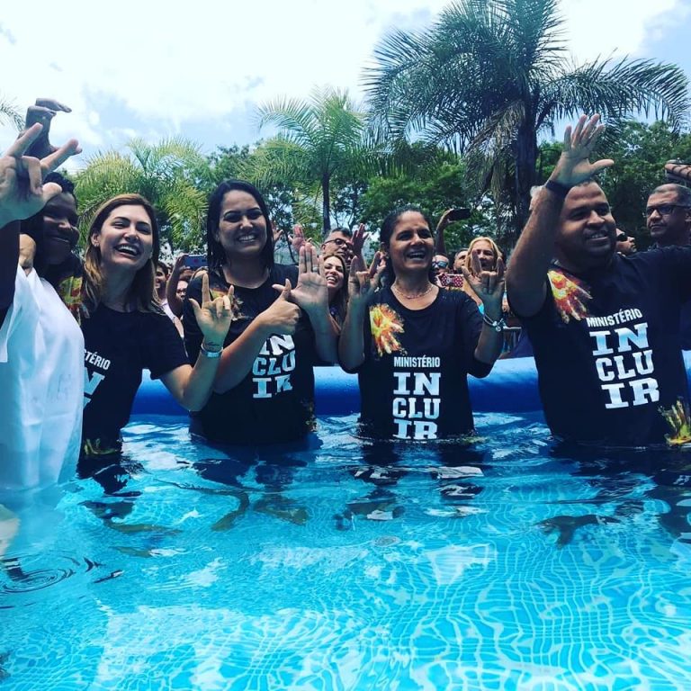 Michelle Bolsonaro ganha festa de despedida de amigos da Igreja Batista Atitude