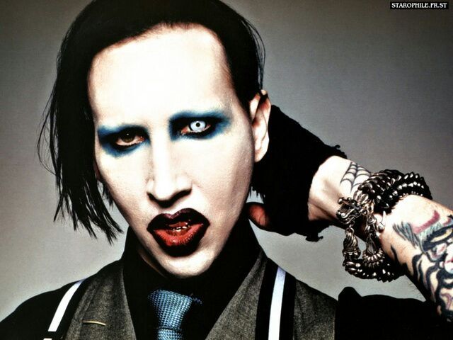 Marilyn Manson canta música gospel em show com artista country
